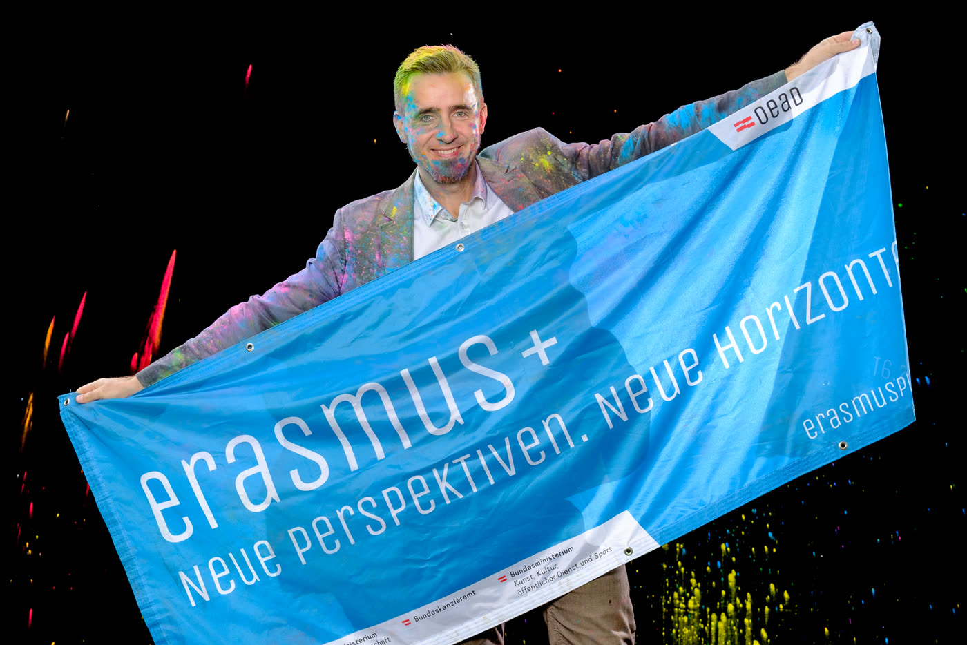 Erasmus+ Banner beim Holi-Shooting